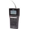 Schwarzes Brother Beschriftungsgerät PT-H500 mit Display und angeschlossenem Etikettenband.