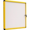 Robuster Schaukasten mit gelbem Rahmen und Schloss, geeignet für DIN A4-Dokumente.
