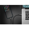 USB-C-Kabel verbunden mit Smartphone und Laptop, dient zum Synchronisieren und Laden.
