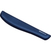Blaue Handgelenkauflage aus weichem Material mit ergonomischer Form und Logo an der Seite.