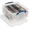 Transparente Aufbewahrungsbox mit Bügelverschlüssen, gefüllt mit CDs, Maße 48 x 20 x 39 cm.