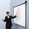 Frauenfigur zeigt auf eine Rolloleinwand mit Grafiken in einem Bürosetting.