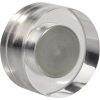 Transparenter Magnet mit flacher, runder Form und metallischer Unterseite.