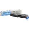 Cyanfarbener KYOCERA Toner TK-5205C neben der Verpackung auf weißem Hintergrund.