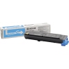 Cyan Toner TK-5195C von Kyocera mit Verpackung im Hintergrund.