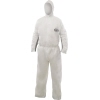 Weißer Einwegschutzanzug mit Kapuze und elastischen Bündchen an Händen und Füßen.