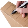 Hand, die einen Marker hält und eine beschriftbare Archivbox aus Pappe kennzeichnet.