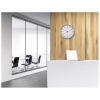 Wanduhr in modernem Büro mit Glaselementen und Holzverkleidung.