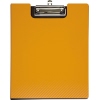 Orange Klemmbrettmappe mit grifffreundlicher, gewaffelter Oberfläche und Bügelklemme.