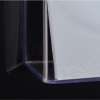 Abgeschrägte Bodenfläche eines transparenten Acryl-Prospekthalters in Querformat.