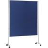 Mobile Filz-Moderationstafel in Blau mit Rollen und stabiler Montage.