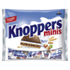 Tüte mit Knoppers Minis, einem Gebäck mit Waffeln, Milchcreme und Nüssen, für Snacks.