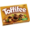 Toffifee Pralinen in einer Packung mit 15 Stück und abgebildeten Haselnüssen und Karamell.