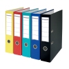 Fünf farbige Ordner aus Kunststoff im DIN A4-Format nebeneinander stehend.