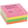 Haftnotizwürfel in neonfarbenen Rosa, Gelb, Grün und Orange, übereinander gestapelt.