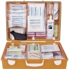 Erster Hilfe Koffer mit verschiedenen Verbandstoffen und Utensilien in orangefarbener Box.