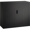 Schwarzer Rollladenschrank mit mittig anschlagender Tür und Hakenriegelschloss.