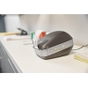 Kabelloser DYMO Etikettendrucker LabelWriter Wireless mit abgedrucktem Etikett in Nutzung.