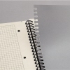 Offene Seitenansicht eines karierten Collegeblocks mit Spiralbindung und Register.