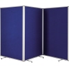 Zwei blauer, flexibler Raumteiler mit Rahmen, aufstellbar wie ein Paravent.