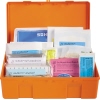 Oranger Erste-Hilfe-Koffer mit verschiedenen Verbandsmaterialien für Kinder, halb geöffnet.