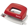 Roter Locher mit ergonomischem Griff und rutschfestem Boden für bis zu 10 Blatt.