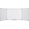 Weißes Whiteboard mit zwei seitlichen Flügeln in geöffnetem Zustand, montiert an einer Wand.