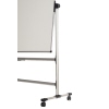 Mobiles, drehbares Whiteboard mit Aluminiumstruktur und Rollen für einfachen Transport.