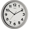 Wanduhr mit silbernem Kunststoffrahmen und schwarzen arabischen Ziffern auf weißem Zifferblatt.