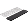 Handgelenkauflage in anthrazit, platziert neben einer weißen Tastatur, zur ergonomischen Nutzung.