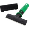 Unger Schaber ErgoTec® mit grünem Griff und Wechselklinge, daneben die Klingenabdeckung.