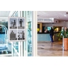 Magnetrahmen mit orientierenden Symbolen an Glasoberfläche im Eingangsbereich eines Hotels.