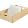 Karteitrog aus Holz mit Karten und Griffmulden, in DIN A5 quer, auf einem neutralen Hintergrund.