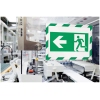 Grüner Magnetrahmen mit Sicherheitszeichen für Fluchtwege in einer industriellen Umgebung.