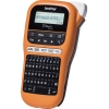 Tragbares Beschriftungsgerät PT-E110 in orange mit Tastenfeld und Display.