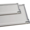 Silberne Fachböden in zwei Größen mit Kanten und Stanzungen an den Frontkanten.
