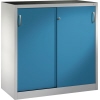 Stahl-Schiebetürenschrank in lichtblau mit zwei Türen und zentralem Schloss.