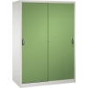 Stahl-Schiebetürenschrank in resedagrün mit zwei Türen und ergonomischen Griffen.