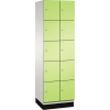 Schließfachsystem mit 10 Fächern in lichtgrau und clowngrün, stehend auf einem Sockel.