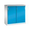 Schiebetürenschrank in lichtblau mit zwei Türen und ergonomischen Griffen.