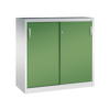 Schiebetürenschrank in resedagrün mit Leichtlaufrollen und zwei ergonomischen Griffen.