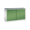 Schiebetürenschrank in Resedagrün mit einer weißen Korpusfassung und zwei Türen.