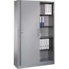 C+P Rollladenschrank in Weißaluminium mit zwei Türen und Sicht auf gefüllte Ablagefächer.