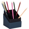 Navyfarbener Stifteköcher mit sechs bunten Buntstiften und Rippen-Prägung.