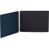 Offenes Fotoalbum in navy mit schwarzen Seiten und Drahtbindung.