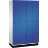 Doppelstöckiger Kleiderschrank mit acht blauen Türen und einem schwarzen Sockel.