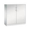 Lichtgrauer Flügeltürenschrank mit doppelwandigen Türen und integriertem Sockel.