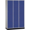 C+P Schließfachschrank Intro XL mit 12 Fächern in enzianblau auf einem 100 mm hohen Sockel.