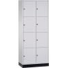 Schließfachsystem mit acht Fächern, lichtgrau, auf 100 mm hohem Sockel.
