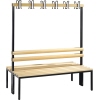 Holzbank mit Metallgestell und Garderobenleisten, ideal für Umkleidebereiche.